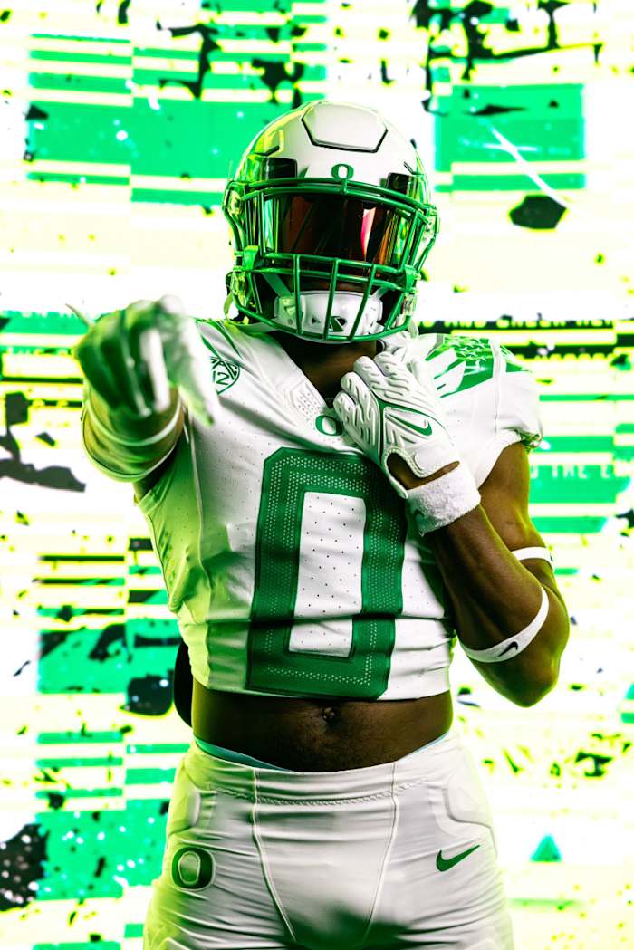 2025 RB Dierre Hill Jr. poses during a photoshoot on a visit to the University of Oregon.